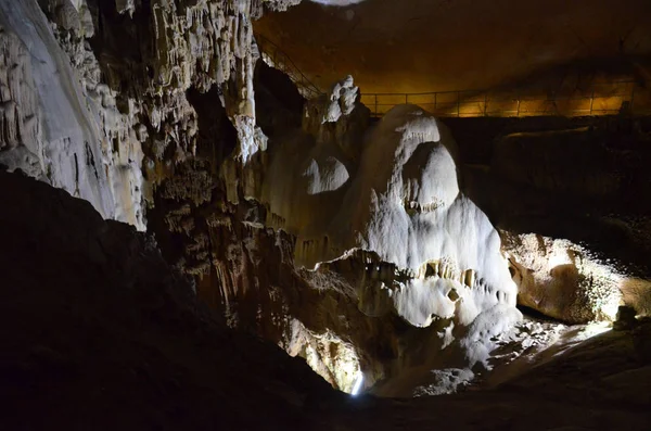 Olbrzym sali z ogromne pięć metrów śnieżnobiałej stalagmit, zwany — Zdjęcie stockowe