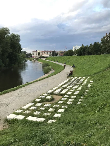 Monument toetsenbord in het gras aan de oevers van de rivier van de Iset, Y — Stockfoto