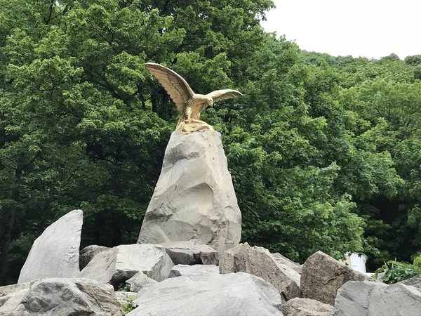 Patung emas elang di Zheleznovodsk, Rusia — Stok Foto