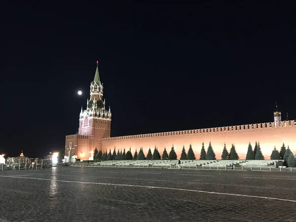 La torre principal del Kremlin de Moscú, Rusia con enorme reloj-chi — Foto de Stock