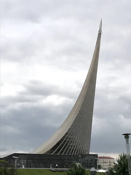 Monument ' de veroveraars van de ruimte', ruimte Museum in Moskou, R — Stockfoto