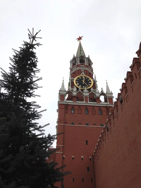 Der Hauptturm des Moskauer Kreml mit riesigen Glockenspielen und — Stockfoto