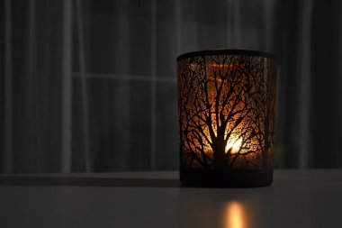 Muhteşem siyah ve altın şamdan-cam ile süslü bir pa