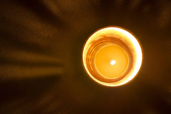 Un espectacular negro y oro candelabro de cristal con un círculo puede — Foto de Stock