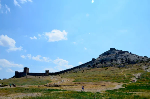 Ruines Forteresse Génoise Sudak Crimée Les Touristes Promènent Dans Vieille — Photo