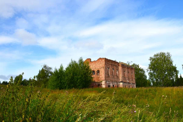 Las ruinas de una antigua fortaleza de ladrillo rojo en ruinas en matorrales de hig —  Fotos de Stock