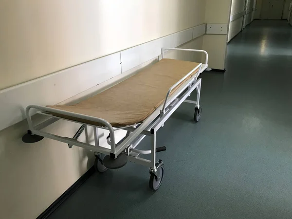 医院内部: 长长的走廊和轮床的景色 — 图库照片