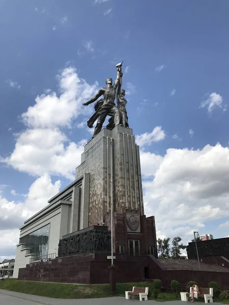 Памятник "Рабочий и колхозница" — стоковое фото