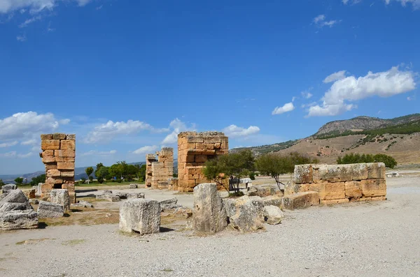 As ruínas da antiga cidade de Hierápolis perto de Pamukkale, Turk — Fotografia de Stock