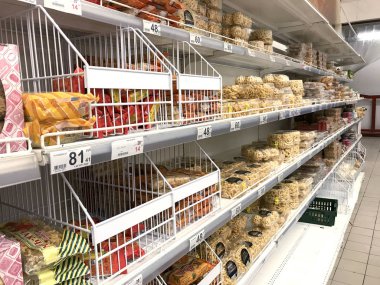 Auchan hipermarketinde bakkaliye, bisküvi ve keklere sahip bir stand