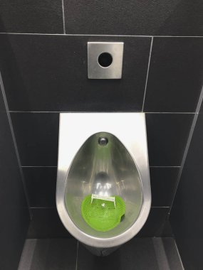 Koyu gri tonlarda halka açık bir erkek tuvaletinin iç