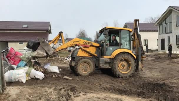 Petersburg Ryssland April 2019 Stor Gul Traktor Butiker Bygg Sopor — Stockvideo