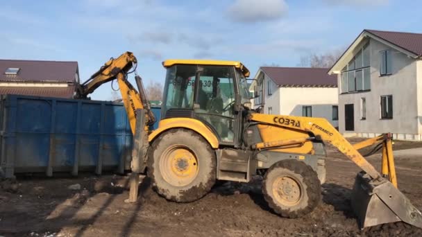 Petersburg Russland April 2019 Ein Großer Gelber Traktor Lädt Bauschutt — Stockvideo