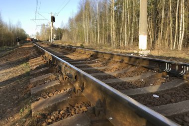 Di içine uzanan güneşli kıvrımlı demiryolu raylarının görünümü