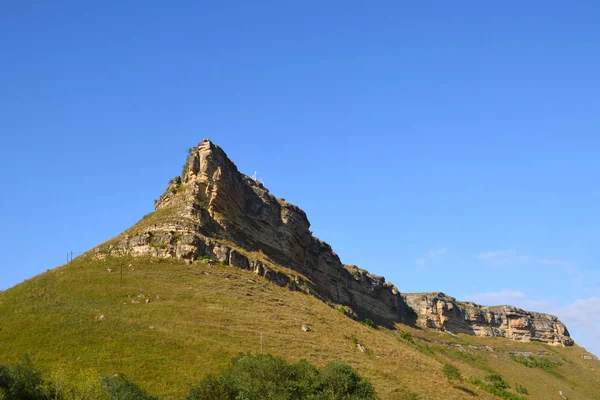 Ένα όμορφο, διακεκριμένο βουνό στο Karachay-Cherkessia κοντά — Φωτογραφία Αρχείου