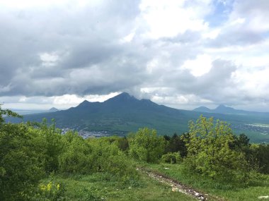 Pyatigorsk, Kafkasya şehrinde beş başlı dağ Beshtau