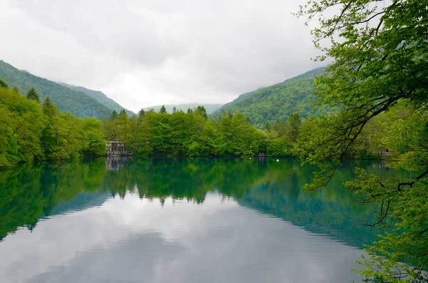 Blue Lake in Kabardino-Balkaria, Caucasus, Russia. — Stock Photo, Image