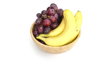 Büyük kırmızı üzüm ve olgun muz izole sulu kümeleri