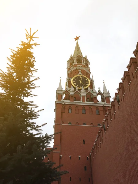 Der Hauptturm des Moskauer Kreml mit riesigen Glockenspielen und — Stockfoto