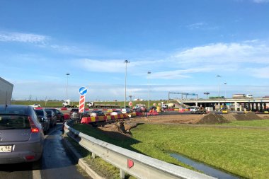 Çevre yolunun onarımı, arabalardan trafik sıkışıklığı