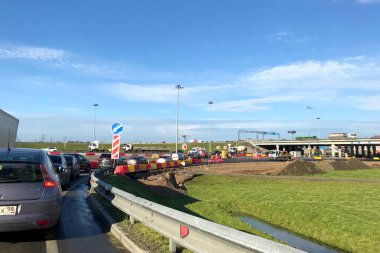 Çevre yolunun onarımı, arabalardan trafik sıkışıklığı