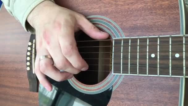 Siyah Bir Pick Guard Ile Kahverengi Bir Gitar Dizeleri Toplamak — Stok video