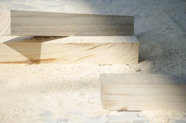 Barres de bois de pin couchées sur un tas de sciure de bois. Concept de menuiserie , — Photo