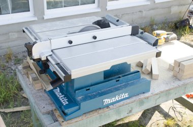 Dairesel testereleme masasında Makita testere bıçağı