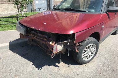 Kırık bir tampon, radyatör ile bir kaza sonrası eski kırık araba 