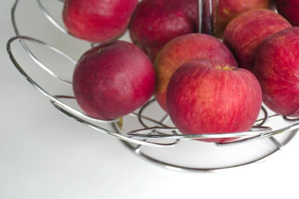 Manzanas rojas maduras en un jarrón de metal para frutas — Foto de Stock