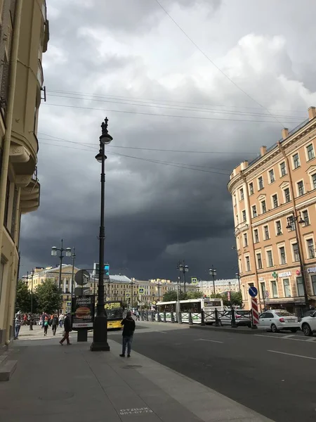Dunkle Gewitterwolken über der zentralen Straße der Sommerstadt — Stockfoto