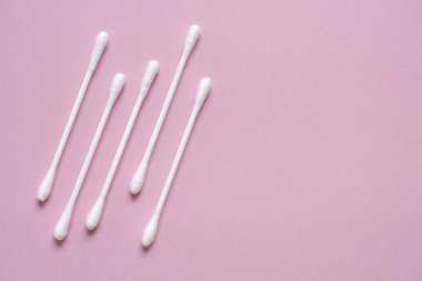 Metin için boşluk ile pembe kulaklar için Flatlay beyaz pamuk tomurcukları. 