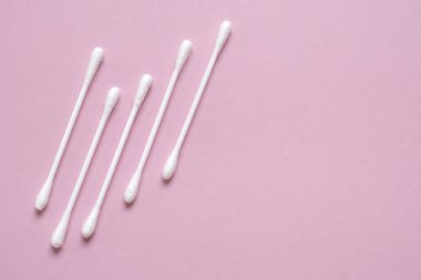 Metin için boşluk ile pembe kulaklar için Flatlay beyaz pamuk tomurcukları. 