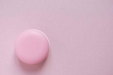 Yer ile pembe bir makarna kek şeklinde Kozmetik krem