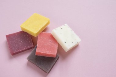 Pembe wi doğal el yapımı organik sabun çok renkli parçaları