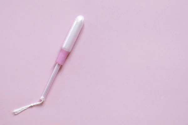 Tampão feminino médico com aplicador em rosa com lugar para tex — Fotografia de Stock
