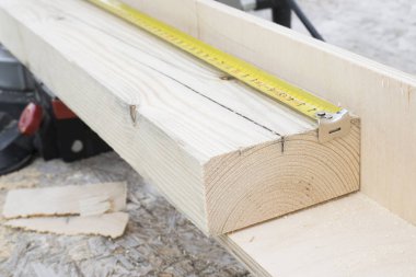 İkişer dört çam ağacı barı ve sarı bant ölçüsü. Ölçüm pr