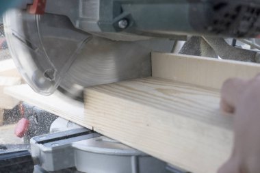 Gönye testeresiyle çalışan bir marangozun yakın çekim. Con kavramı