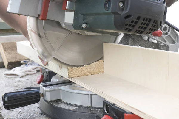 Gönye testeresiyle çalışan bir marangozun yakın çekim. Con kavramı