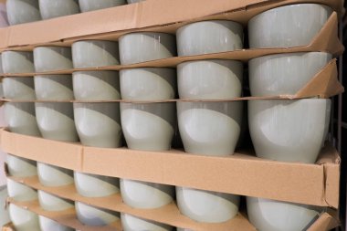 Karton packa gri-yeşil seramik kaplar birkaç satır