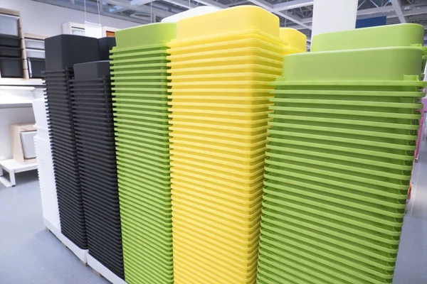 Кучи разноцветных пластиковых контейнеров на выставке в sto — стоковое фото
