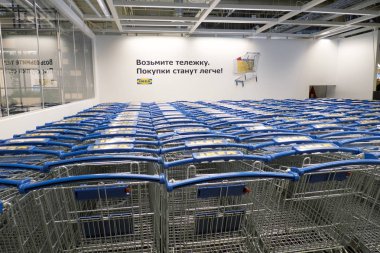 Arka planda Ikea mağazasında logolu birçok alışveriş arabaları 