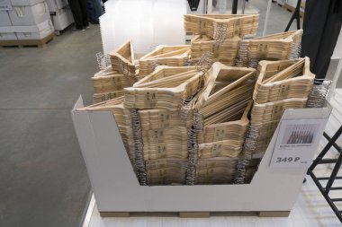 Bir fiyat etiketi ve ahşap giysi askısı birçok paketleri ile Kutu 