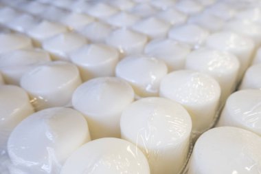 Şeffaf pakette bir mağazada beyaz mum birkaç satır