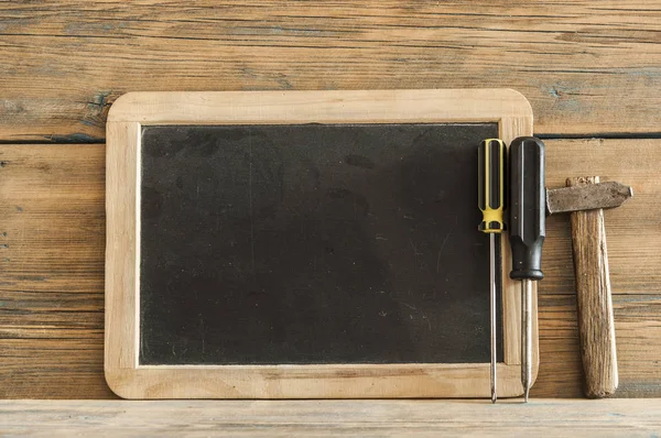 Espaço Vazio Cópia Blackboard Com Ferramentas Manuais Sobre Fundo Madeira — Fotografia de Stock