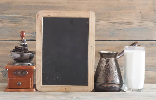 Kaffeemühle Und Leere Tafel Über Holzgrund — Stockfoto