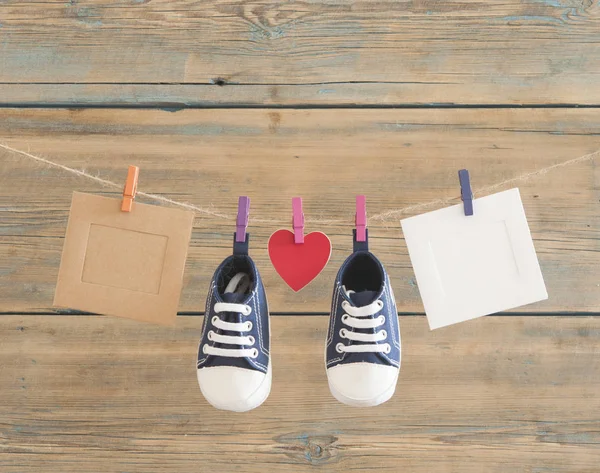 Scarpe Bambini Foto Appese Sulla Clothesline Uno Sfondo Legno — Foto Stock