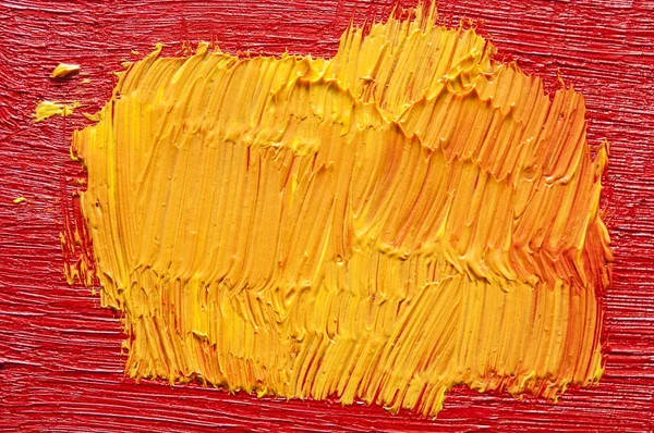 赤の背景にペイント ブラシの黄色線 — ストック写真