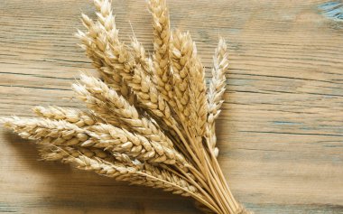 Ahşap masa kulaklara buğday demet