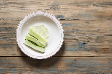 Ahşap antika arka plan üzerinde sebze diyet tabağı